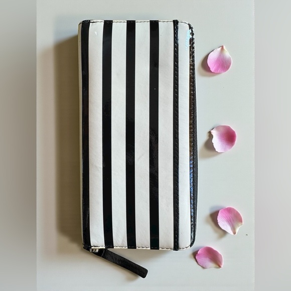 Kate Spade Wellesley Alessa Patent Leather Wallet. Excellent Condition. - Picture 15 of 15